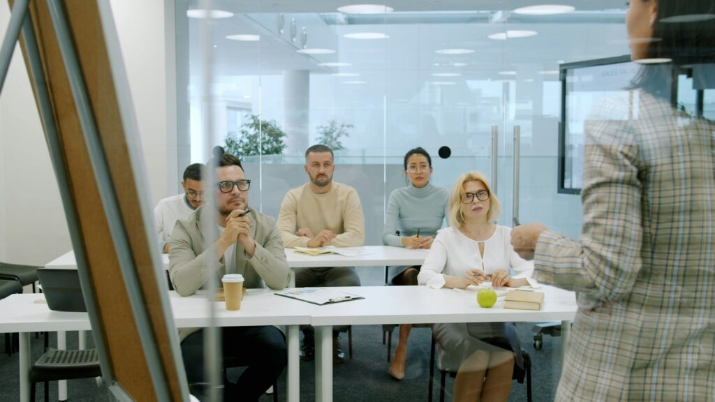 Formatrice animant une session marchés publics devant un groupe