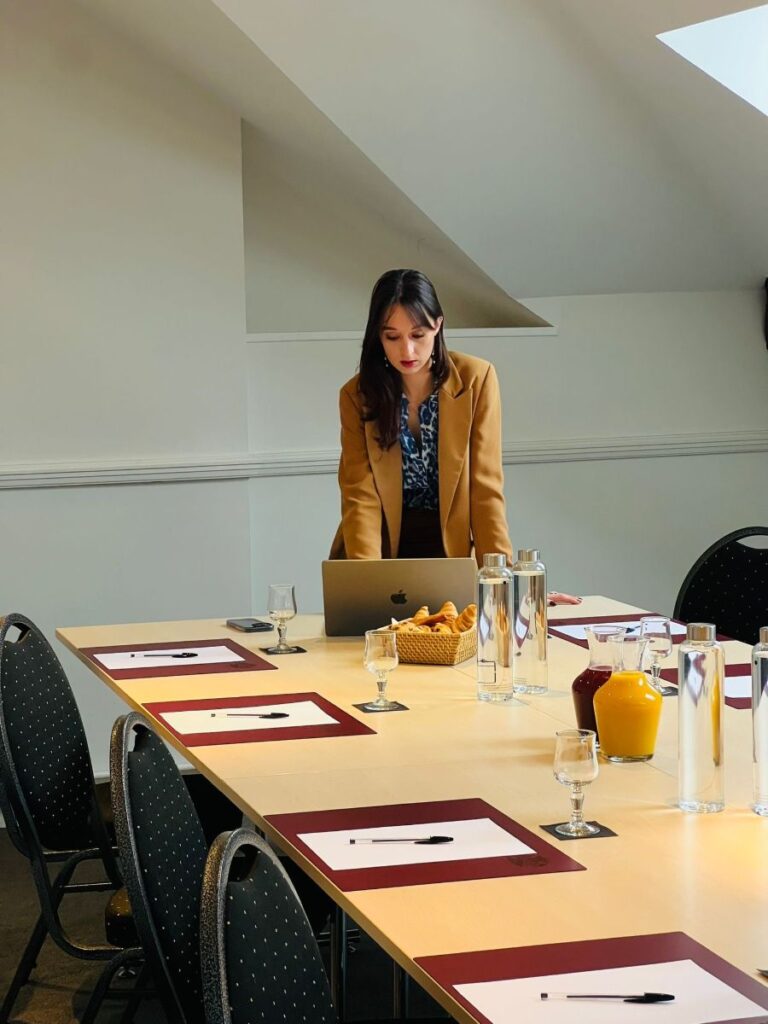 Pièces administratives et formation intra-entreprise : Mathilde Heyral en salle de formation marchés publics